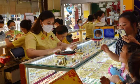 Giá vàng hôm nay 23-12: Lập kỷ lục mới