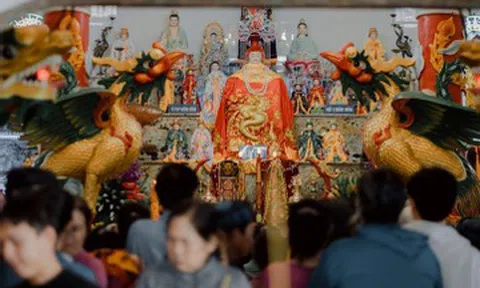 Bí ẩn ngôi mộ được tôn thờ bên bờ biển, gắn với số phận buồn của cô gái trẻ