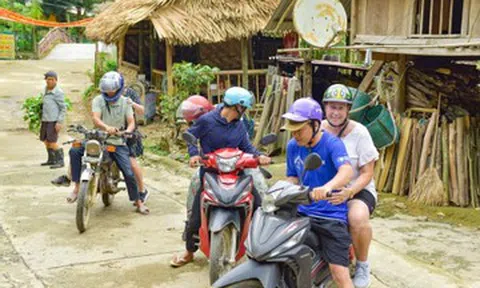 Đội xe ôm đưa khách vượt dốc hiểm, trích 10% tiền công để 'trả ơn' thiên nhiên
