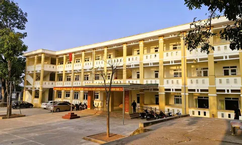 Trường học xây gần 8 tỉ đồng bỏ không, học sinh phải xin học nhờ