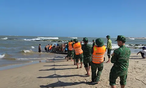 Tàu hàng và ghe đánh cá gặp sự cố nghiêm trọng ở Cửa Việt