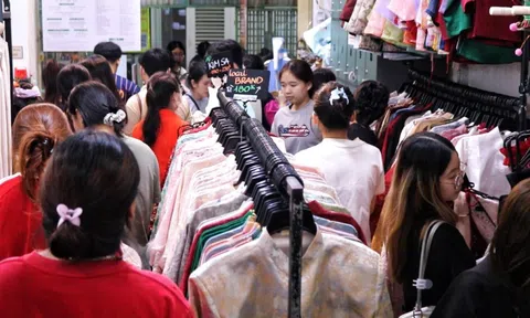 Thu nhập “khủng” từ cho thuê áo dài chụp ảnh Tết sớm tại TPHCM