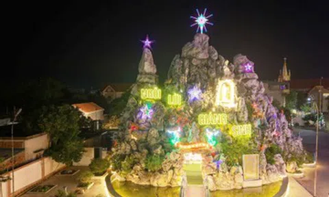 Chiêm ngưỡng hang đá Giáng sinh cao 25m, làm từ hơn 6.000m³ đá ở Ninh Bình