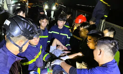 VIDEO: Cảnh sát 2 tỉnh hiệp đồng giải cứu 2 người mắc kẹt sau tai nạn trên cao tốc