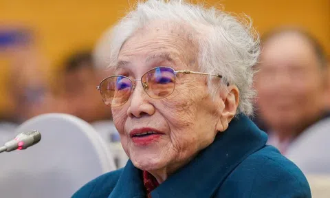 Bà Nguyễn Thị Bình là đại biểu cao tuổi nhất dự Đại hội Thi đua yêu nước