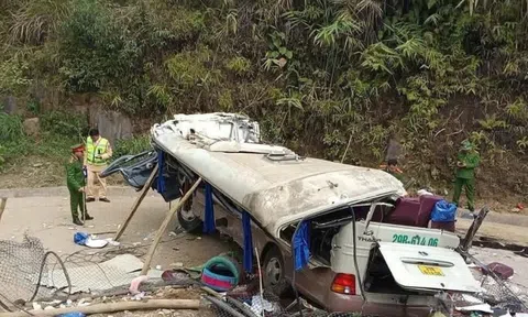 Thông tin mới vụ lật xe khách chở đoàn thiện nguyện, 18 người thương vong