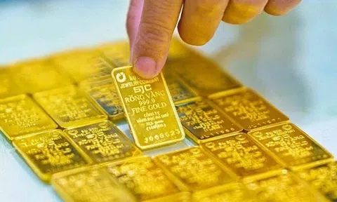 Giá vàng hôm nay 24/12: Đồng loạt tăng