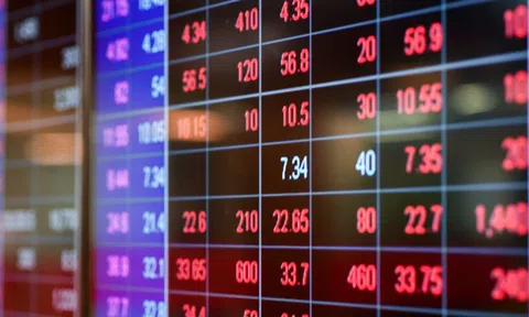 VN-Index rơi thẳng đứng sau tin Vingroup rút đầu tư đường sắt cao tốc