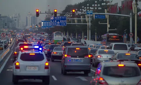 Trên thế giới, lái xe vượt đèn vàng có bị phạt không?