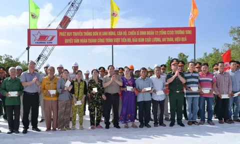 Thủ tướng Phạm Minh Chính kiểm tra tiến độ thi công 2 tuyến đường quan trọng ở Cà Mau