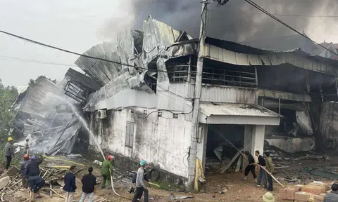 Cháy lớn tại một xưởng may, thiệt hại nhiều tỉ đồng