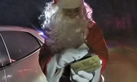 Ông già Noel bị cảnh sát 'tuýt còi' vì chạy quá tốc độ