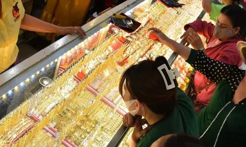 Giá vàng hôm nay 30-12: Đột ngột giảm rất sâu
