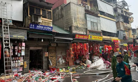 Cháy nhà 5 tầng trên phố Hàng Mã, một phụ nữ nhảy từ tầng cao xuống bị thương