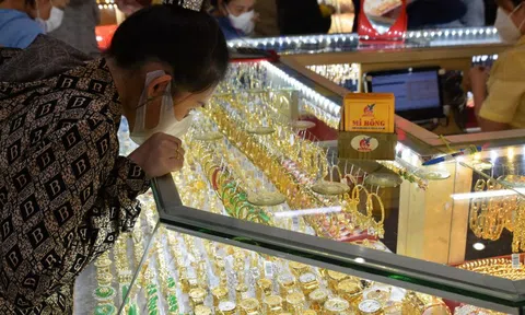 Giá vàng hôm nay 31-12: Tăng lên rồi bất ngờ giảm sâu