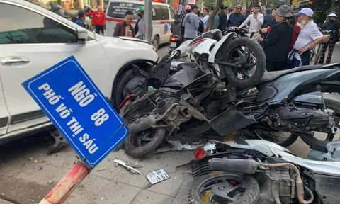 Ô tô con tông liên hoàn 6 xe máy trên phố