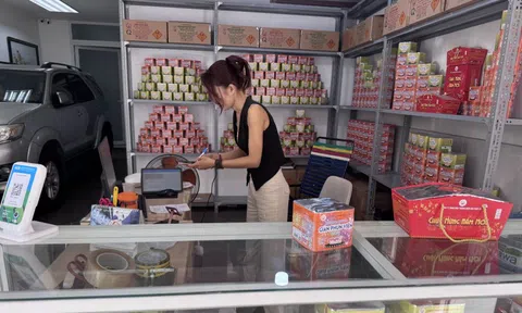 Thị trường pháo hoa Tết bắt đầu nóng, giá tăng 50.000 - 100.000 đồng/hộp