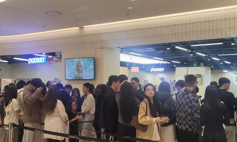 Trung tâm thương mại đông nghẹt, người dân phải xếp hàng dài