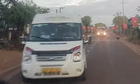 Xe khách 16 chỗ tạt đầu, chặn xe đối diện trên Quốc lộ 14C gây bức xúc