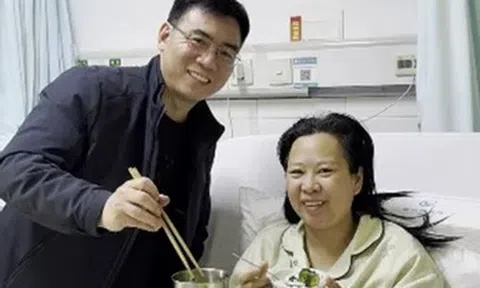 Người đàn ông dừng xe cứu người ngã gục bên đường, không ngờ là vợ mình