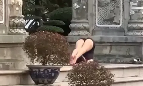 Cô gái mặc hở hang tập Yoga phản cảm ở chùa Linh Ứng