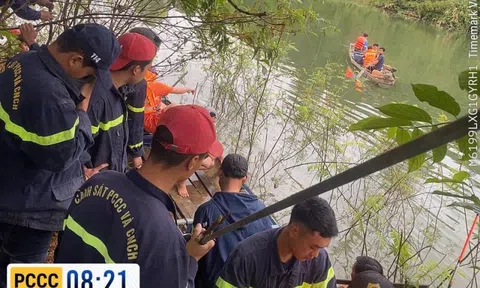 Đà Nẵng: Lật thuyền đang chở 7 người trên sông Nước Xa