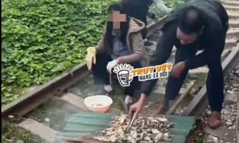 Lập biên bản một gia đình nướng đồ ăn trên đường ray tàu hoả