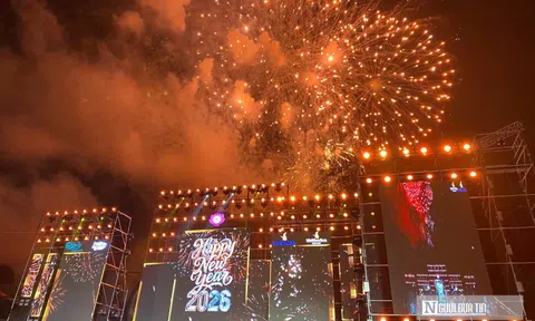 Pháo hoa rực sáng trên phố biển Cửa Lò, kỳ vọng năm mới vươn mình mạnh mẽ