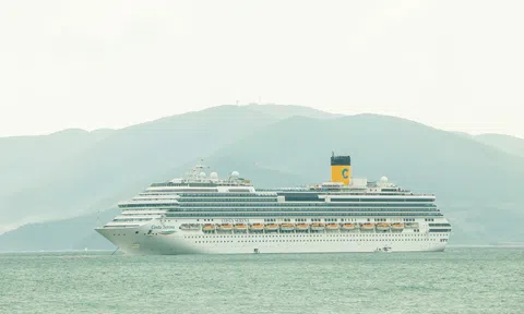 Hình ảnh tàu biển du lịch đầu tiên của năm 2026 đưa 2.800 khách châu Âu đến Nha Trang