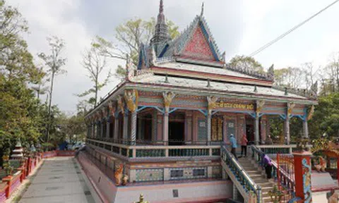 Ngôi chùa ốp chén, đĩa vỡ, lưu giữ 2 chiếc giường đặc biệt của công tử Bạc Liêu