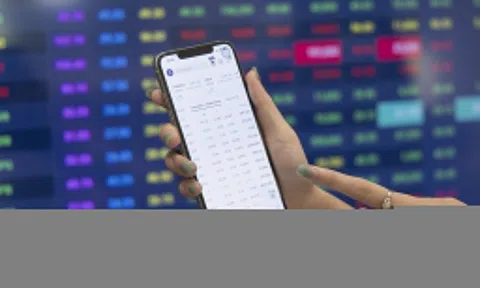 Cổ phiếu 'họ Vin' kéo VN-Index tăng điểm trong phiên đầu năm mới