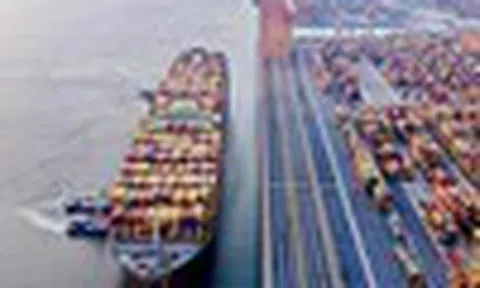 VN-Index lên sát đỉnh cũ, ngành cảng đón sóng dịch chuyển chuỗi cung ứng