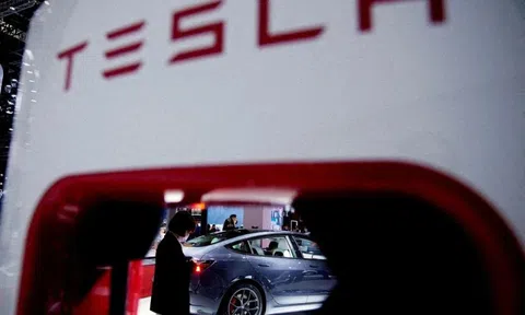 Tesla mất ngôi 'vua xe điện'