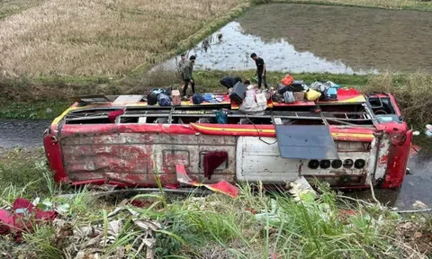 Lật xe khách trên quốc lộ, 11 người bị thương