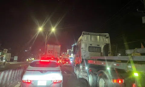 Lượng xe đổ về TPHCM quá đông, ngã tư Đồng Tâm ở Đồng Tháp ùn ứ nghiêm trọng