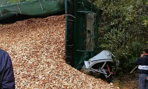 Xe đầu kéo lật đè trúng ô tô chở 4 người, lái xe con tử vong