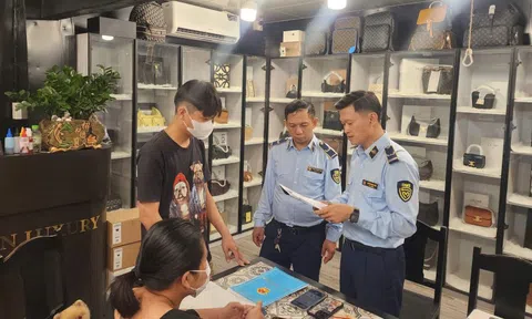 Phát hiện hàng trăm túi xách giả thương hiệu nổi tiếng bày bán ở Hội An