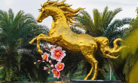 Độc đáo linh vật ngựa vàng tết Bính Ngọ tại sân bay Đà Nẵng