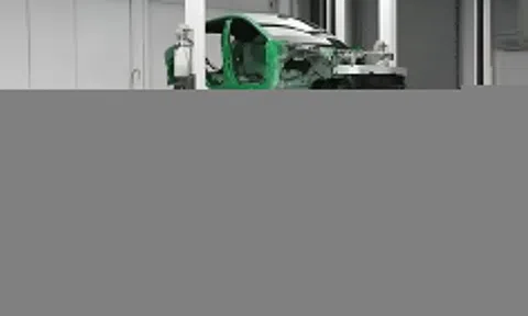 Chiêu truyền thông khác lạ của Xiaomi, CEO livestream 'mổ bụng' xe