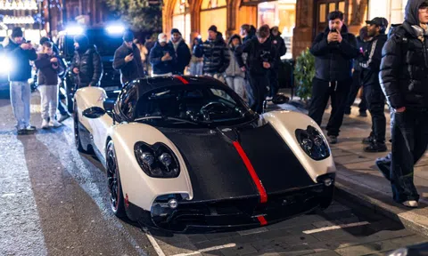 Hàng trăm người 'bao vây' siêu xe Pagani Utopia