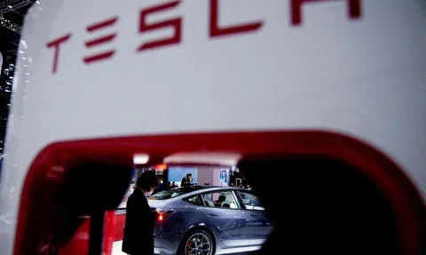 Tesla mất ngôi 'vua xe điện'