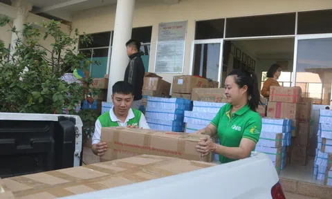 Trao tặng hơn 37 ngàn tập vở cho học sinh vùng bị thiệt hại do mưa lũ ở tỉnh Lâm Đồng