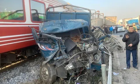 Xe tải vượt đường dân sinh tự mở bị tàu hỏa tông bay xuống vệ đường