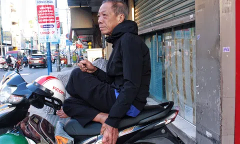 Người dân TPHCM co ro trong cái lạnh 17 độ C hiếm thấy