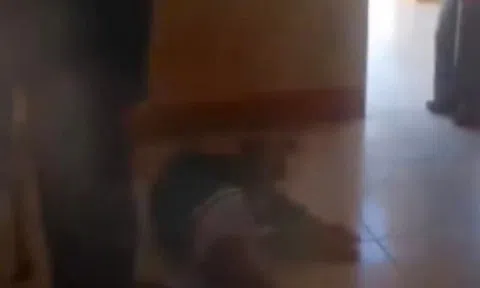 Xôn xao clip nữ sinh lớp 6 bị bạn đánh gục tại lớp học