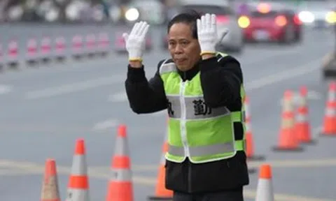 Bí mật phía sau 1 tiếng mất liên lạc mỗi sáng của thầy hiệu phó 34 năm qua