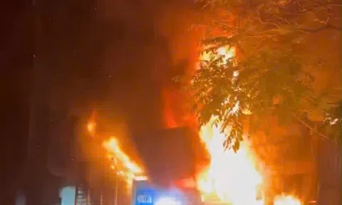 VIDEO: CSGT phá cửa cứu 11 người thoát khỏi đám cháy trong đêm