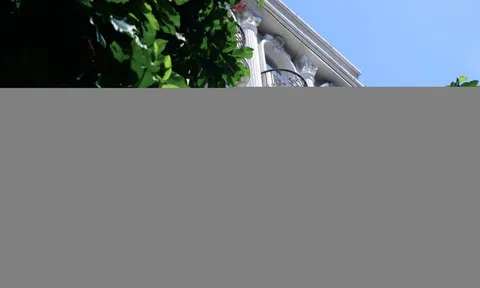 Đổ tiền mua nhà phố TP.HCM cho thuê căn hộ dịch vụ