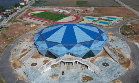 Nhà thi đấu hình kim cương xanh 340 tỉ đồng gây chú ý ở Quảng Trị