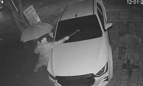 VIDEO: Ô tô đậu trước nhà dân bị người lạ che kín mặt đập phá